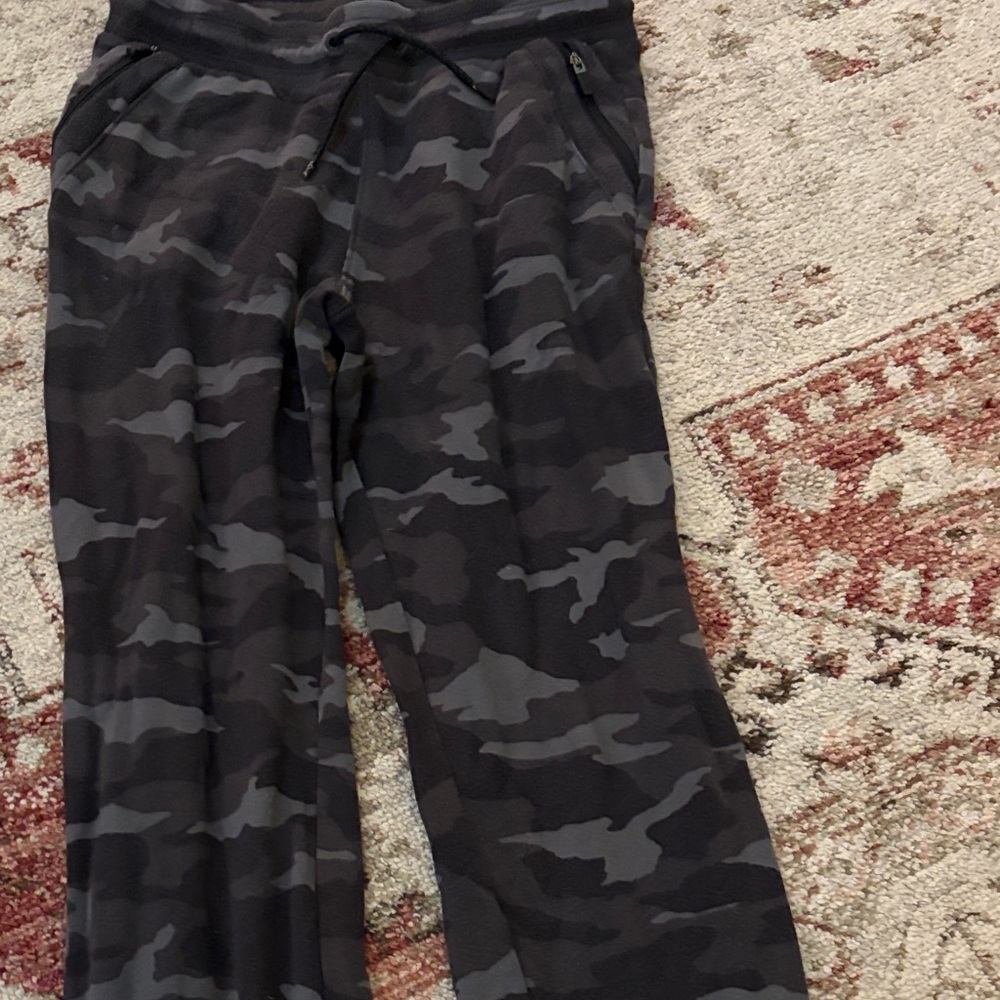 Stylish Athleta Girl camo joggers - size L (12)